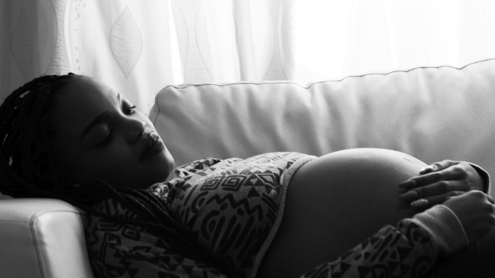 Těhotná žena klidně odpočívá na pohovce — Foto: Dexswaggerboy / Unsplash