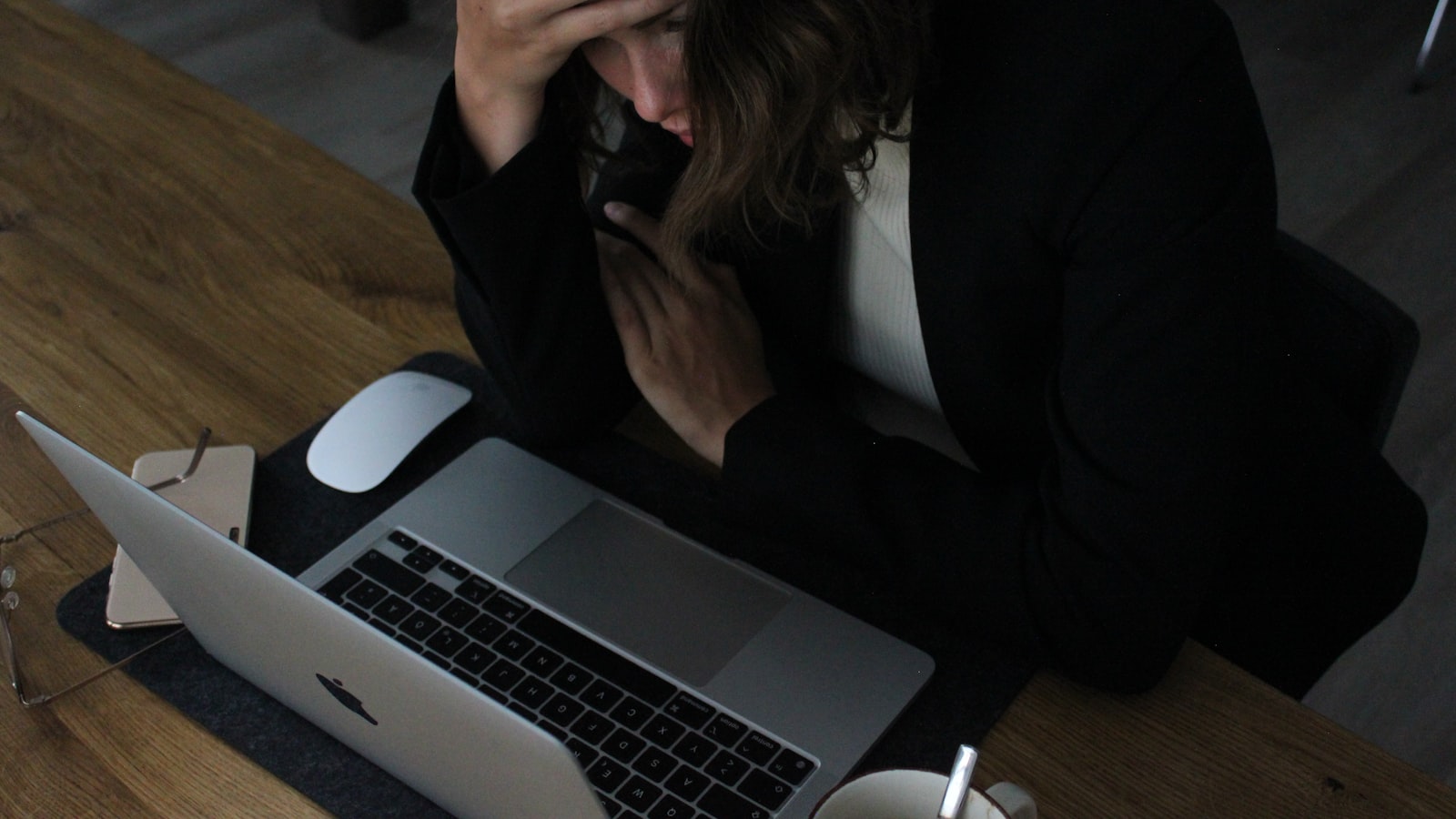 Unavená žena si večer podpírá hlavu rukama — Foto: Elisa Ventur / Unsplash